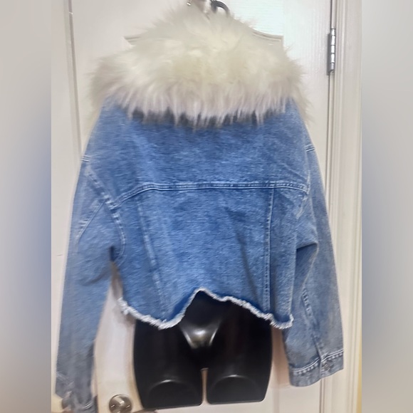 Peach love Blue Denim cropped Jean Jacket with White Fur Collar size M - Picture 3 of 3